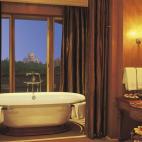 Aunque pueda parecerlo, no es un póster pegado a la pared del cuarto de baño. Es el verdadero Taj Mahal, visto desde una de las suites del hotel Oberoi Amarvilas. Una vez que te hayas sumergido en la bañera te costará separar los ojos del mo...