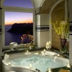 El Hotel Caesar Augustus de Capri es un lujoso complejo de cinco estrellas construido en un acantilado de 300 metros de altura sobre el nivel del mar. Y cuando la ubicación de un edificio es tan espectacular, forzosamente las vistas también lo...