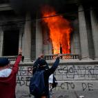 Manifestantes toman el Congreso de Guatemala y le prenden fuego.