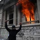 Manifestantes toman el Congreso de Guatemala y le prenden fuego.