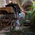 "Nos colamos en un antiguo monasterio abandonado en algún lugar de Italia", dice Zegwaard. "El patio interior estaba cubierto y tenía dos coches fúnebres de 1800 que eran tirados por caballos".