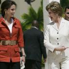 Con Laura Bush, la entonces Primera dama de Estados Unidos, en Amman el 22 de mayo de 2005.