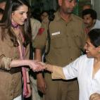 Visitando un hospital para niños el 11 de marzo de 2006 en Nueva Delhi (India).