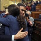 Pablo Iglesias felicita a S&aacute;nchez despu&eacute;s de convertirse en presidente del Gobierno.