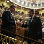 Rajoy y S&aacute;nchez se dan un apret&oacute;n de manos al terminar la moci&oacute;n de censura.