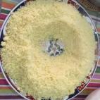 Se pone el couscous en un plato grande y hondo y se hace un hueco en el medio. Vía hindmoussaoui7 (COOKPAD)