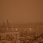 Imagen de la calima concentrada en el puerto de Alicante.