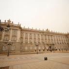 Vista del polvo en suspensión que proviene del Sáhara en el Palacio Real de Madrid este martes que tras la lluvia acaecida ha teñido la ciudad de un color naranja