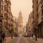 Vista de la calle Bernabé Soriano, con la catedral de Jaén al fondo que ha amanecido este martes cubierta del polvo sahariano.