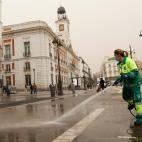 Trabajadores de la limpieza retiran en la Puerta del Sol el polvo en suspensi&oacute;n que proviene del S&aacute;hara.