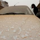 Un coche manchado de polvo sahariano tras las precipitaciones que se han producido en Madrid.