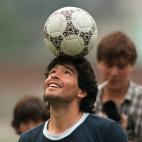 Su habilidad con el bal&oacute;n, su visi&oacute;n de juego, su t&eacute;cnica y el amor por el f&uacute;tbol convirtieron a Maradona en una estrella del f&uacute;tbol mundial.