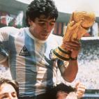 El delantero argentino es llevado a hombros tras proclamarse campe&oacute;n del mundo con la selecci&oacute;n argentina en el Mundial de M&eacute;xico 86.