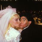En 1989, y despu&eacute;s de haber tenido a sus dos hijas, Maradona se cas&oacute; con Claudia Villafa&ntilde;e en Buenos Aires.
