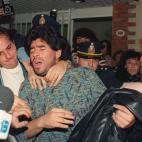 La polic&iacute;a arresta a Diego Armando Maradona en Argentina por posesi&oacute;n de coca&iacute;na.