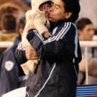 Diego Maradona, entrenador de la selecci&oacute;n argentina, con su nieto Benjam&iacute;n Ag&uuml;ero Maradona.