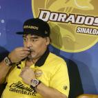 Maradona, entrenador de Dorados de Sinaloa, besando un rosario antes de un partido.