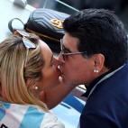 Diego Maradona y su novia Rocio Oliva en el Mundial de Rusia.