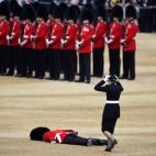 Un guardia del Palacio de Buckingham pierde el punto de apoyo durante la marcha y cae durante el Trooping the Colour, una ceremonia militar por los regimientos del Ejército Británico.