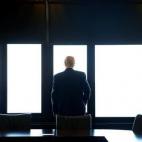 El actual presidente de Estados Unidos, Donald Trump, posa mirando por la ventana en una visita al memorial de la guerra en Milwaukee, Wisconsin.
