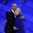 Obama y Clinton se dieron un abrazo histórico durante la Convención Demócrata en apoyo a la candidata a los Estados Unidos.