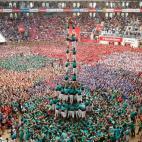 Los Castellers de Vilafranca forman una torre humana llamada castell durante la competición anual celebrada en Tarragona.