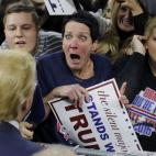 Esta es la reacción de Robin Roy cuando Donald Trump le saluda durante la campaña electoral en Lowell.
