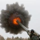 El momento preciso en el que un militar ucraniano dispara un cañon durante un entrenamiento militar en Ucrania.