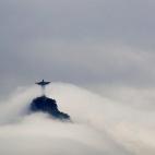 Las nubes se aferran a la estatua del Cristo Redentor, en Río de Janeiro.