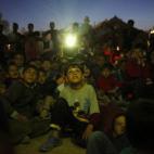 Un grupo de chicos ven una película de dibujos animados. Una proyección en un campamento improvisado de inmigrantes y refugiados que se encuentra en la frontera entre Grecia y Macedonia, cerca de Idomeni.