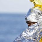 Esta es la mirada de un inmigrante que espera para desembarcar de un buque de rescate en Malta.