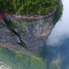 El monte Zhanqjiajie estrena una pasarela de cristal a 300 metros de altura en China.
