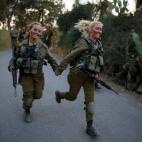 Dos soldados israelíes de la brigada de búsqueda y salvamento participan en una sesión de entrenamiento en el bosque de Ben Shemen, cerca de la ciudad de Modi'in, Israel.