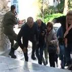 Captura de imagen de la televisión tunecina estatal Tunisia canal 1 que muestra a varios civiles huyendo del museo durante el ataque.