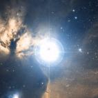 Alnitak es la estrella más oriental del cinturón de Orión y la nebulosa de la Flama, a su lado, se llama así porque parece estar en llamas. Está a 1350 años luz.