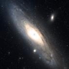 Es una galaxia espiral gigante, que contiene alrededor de un billón de estrellas. Es el objeto visible a simple vista más lejano de la Tierra: está a 2,5 millones de años luz.