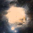 Al sur de Orión, una de las nebulosas más brillantes que existen. Es uno de los objetos más fotografíados, examinados e investigados.