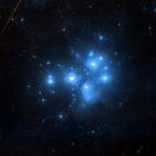 Es el cúmulo estelar mujer visible en el cielo nocturno y uno de los puntos más bellos. Las Siete Hermanas, como también se le conoce, están dominadas por estrellas calientes azules, que se han formado en los últimos 100 millones de años.