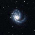 Otra galaxia espiral, perteneciente al Cúmulo de Virgo, que tiene la características especial de tener tres brazos. Fue descubierta en 1781.