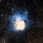 Se llama así porque está dividida en tres "lóbulos" brillantes, que le dan su característico aspecto. Tiene unos 300.000 años, por lo que es una zona de formación estelar extremadamente joven.