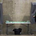 Cabinas con cortina y mesas para las papeletas, el mobiliario esencial para esta jornada electoral, como en este colegio de Aracena (Huelva).