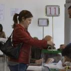 Vecinos de Aracena, en la provincia de Huelva, votando poco después de la apertura de los colegios.