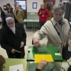 Estas vecinas de Málaga votan en el Colegio Sagrado Corazón de la capital a primera hora de la mañana.