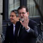 Mariano Rajoy saluda a la prensa a su llegada al Congreso.