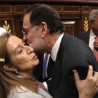 Despu&eacute;s de la votaci&oacute;n, le da dos besos a Ana Pastor, presidenta del Congreso.