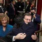 Jos&eacute; Antonio Berm&uacute;dez de Castro abraza a Rajoy despu&eacute;s de la moci&oacute;n de censura.