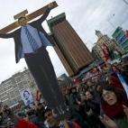 Un Mariano Rajoy crucificado, en el tramo de la protesta de la madrileña Plaza de Colón.
