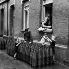 Las niñas juegan con sus muñecas en una calle de Múnich.