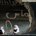 Niñas palestinas juegan dentro de su colegio, destruido durante el conflicto entre Israel y Hamas en Gaza. El 5 de noviembre de 2014.