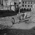 Niños jugando en un área bombardeada en Londres el 9 de marzo de 1946.